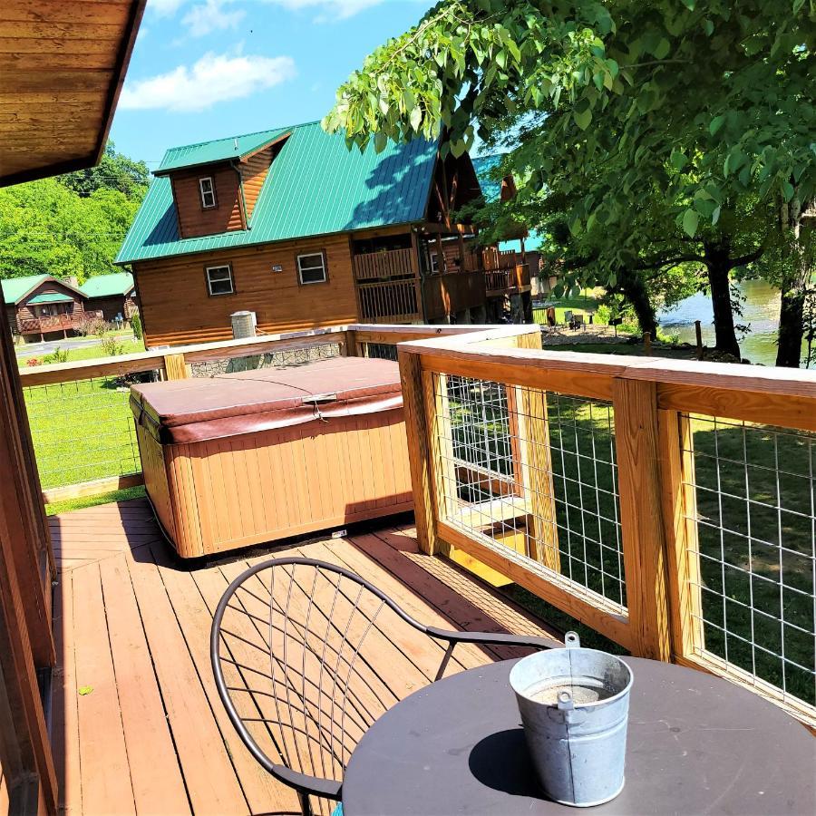 Skinny Dippin'-River Front- Free Tickets-Dog Friendly-Sleeps 6 비둘기 포지 외부 사진