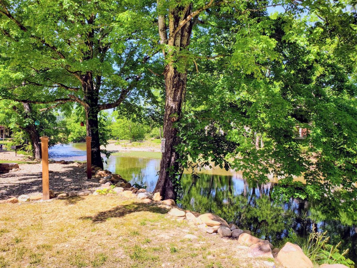 Skinny Dippin'-River Front- Free Tickets-Dog Friendly-Sleeps 6 비둘기 포지 외부 사진